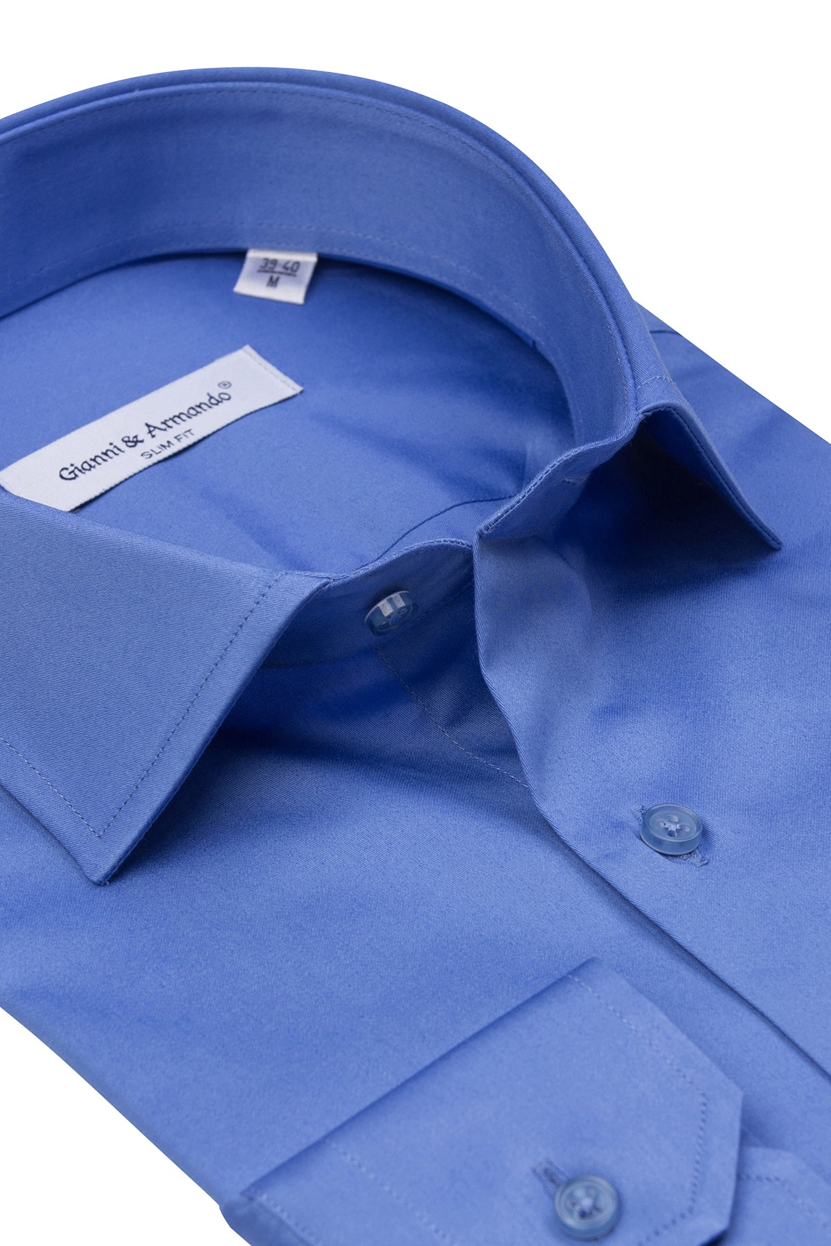 Detailaufnahme: Satinierte Baumwolle des Slim Fit Hemdes, Fokus auf feine Textur