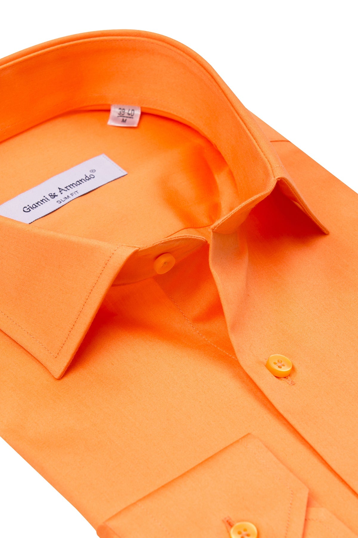 Chemise orange sur fond blanc, focus sur la patte de boutonnage.