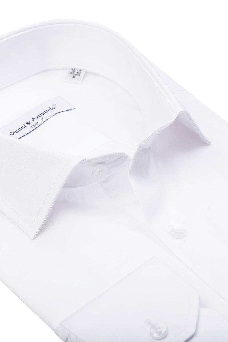 Vorderansicht des Hemdes mit offenem Kent-Kragen – schlichtes Design für Business.