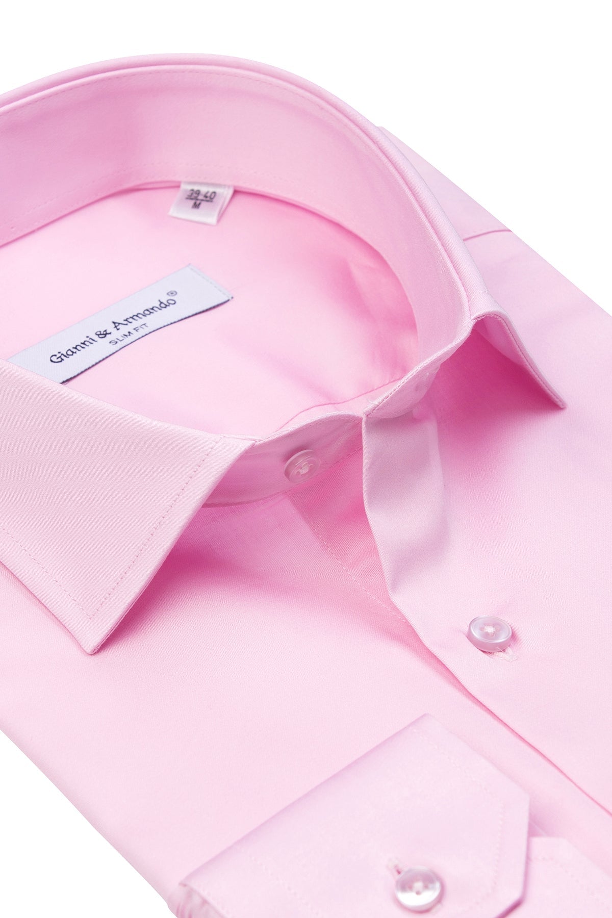 Nahaufnahme der satinierte Baumwollstruktur des Slim Fit Hemdes