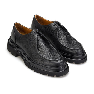 Vorderansicht eines flotten schwarzen Leder-Schnürboots von Gianni & Armando