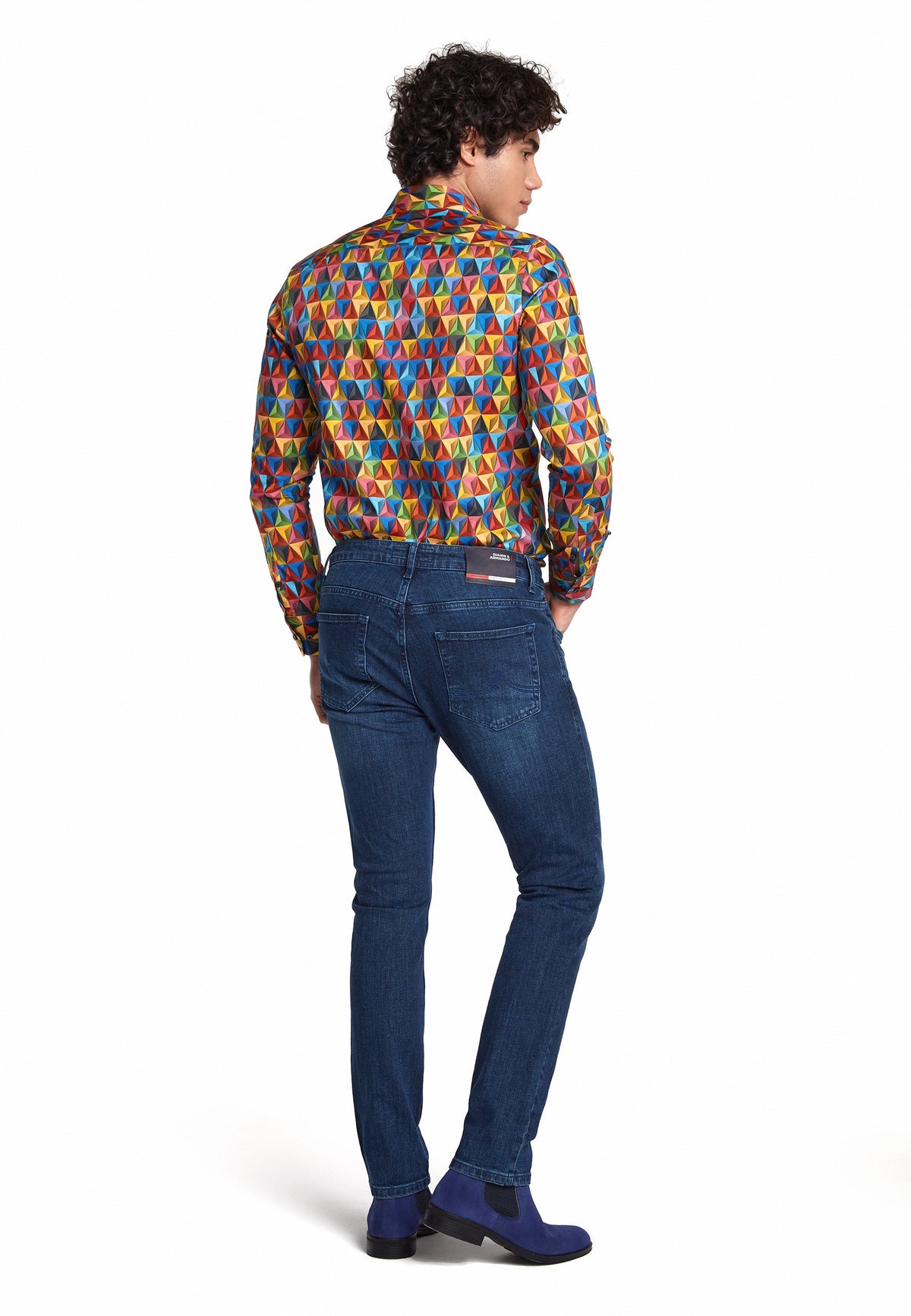 Gros plan sur les coutures robustes et le design 5 poches du jean.