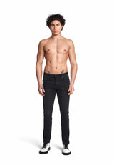 Jeans in einer entspannten Pose – kombiniert mit Sneakers für einen lässigen Look