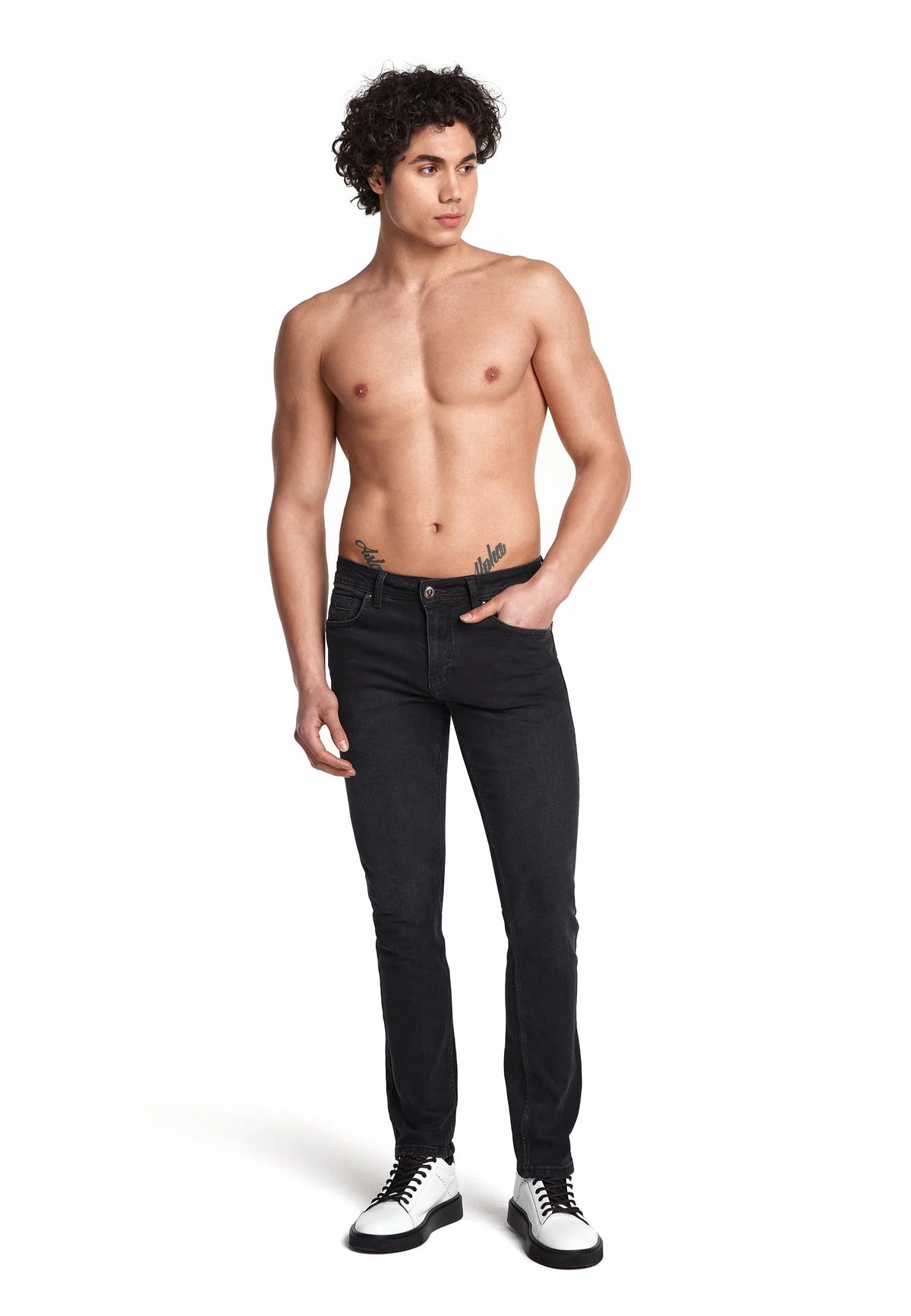 Vue détaillée de la ceinture avec l'étiquette distinctive de Gianni & Armando