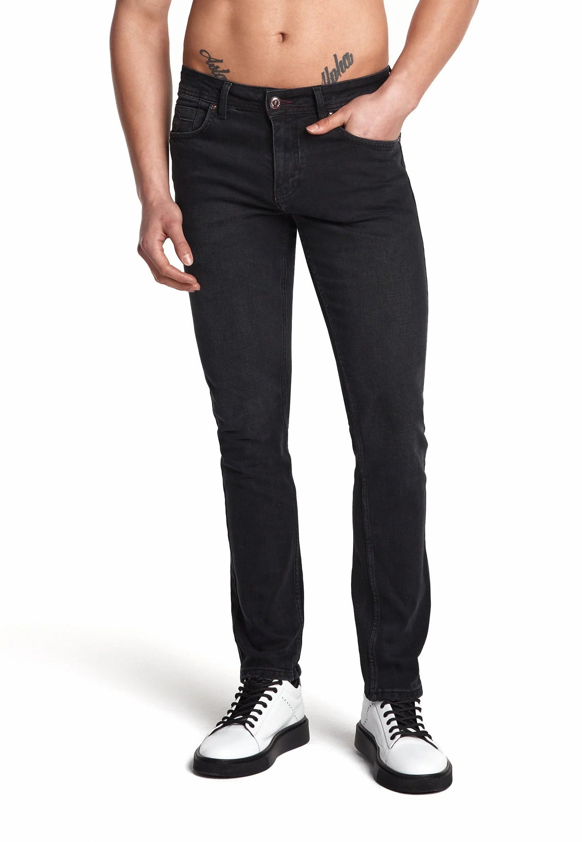 Vue arrière du jean montrant le style 5 poches et la jambe ajustée