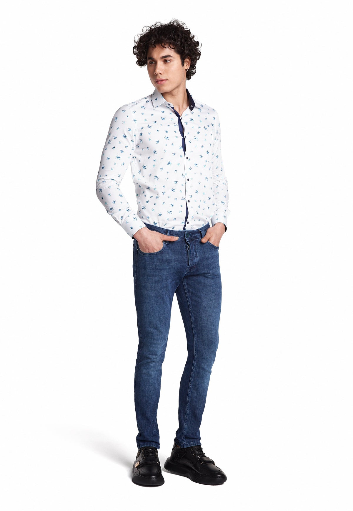 Jean slim en bleu, vue de face avec design classique 5 poches.