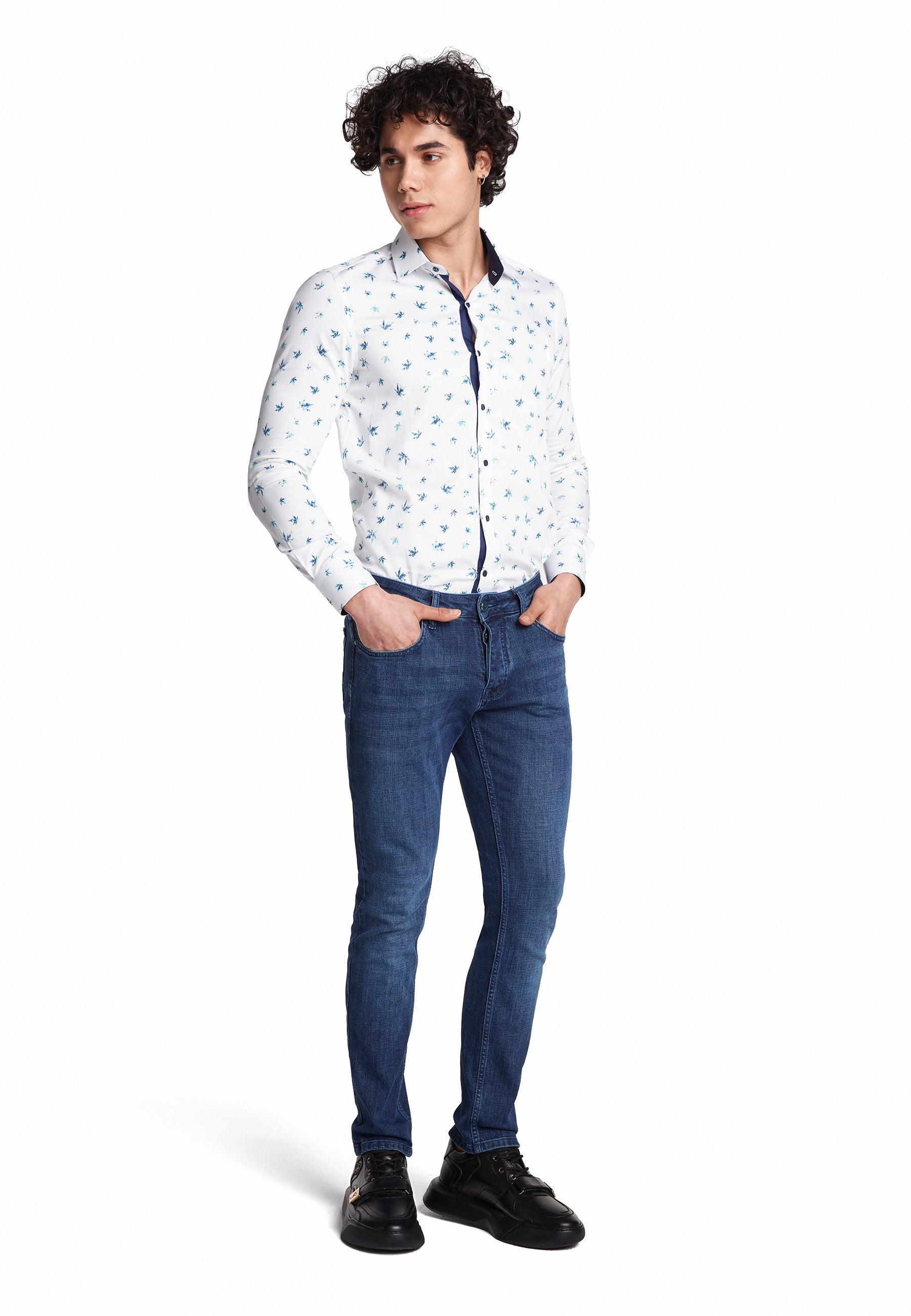 Slim‑Fit Jeans in Blau, Vorderansicht mit klassischem 5-Pocket-Design.