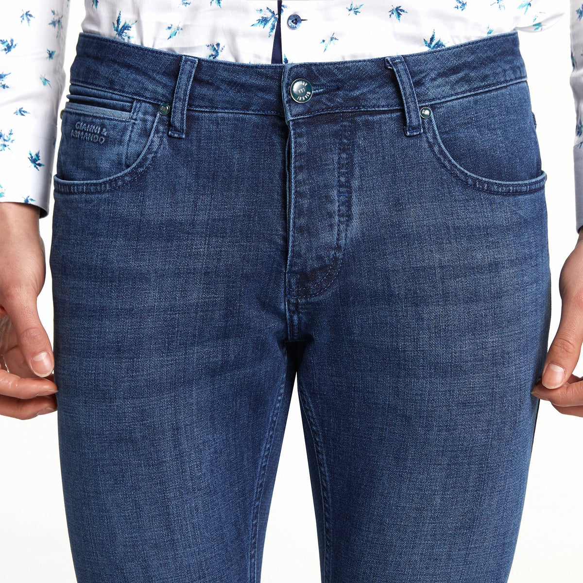 Vue arrière du jean avec poches plaquées et fermeture boutonnée classique.