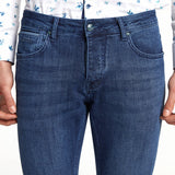 Rückansicht der Jeans mit aufgesetzten Taschen und klassischem Knopfverschluss.