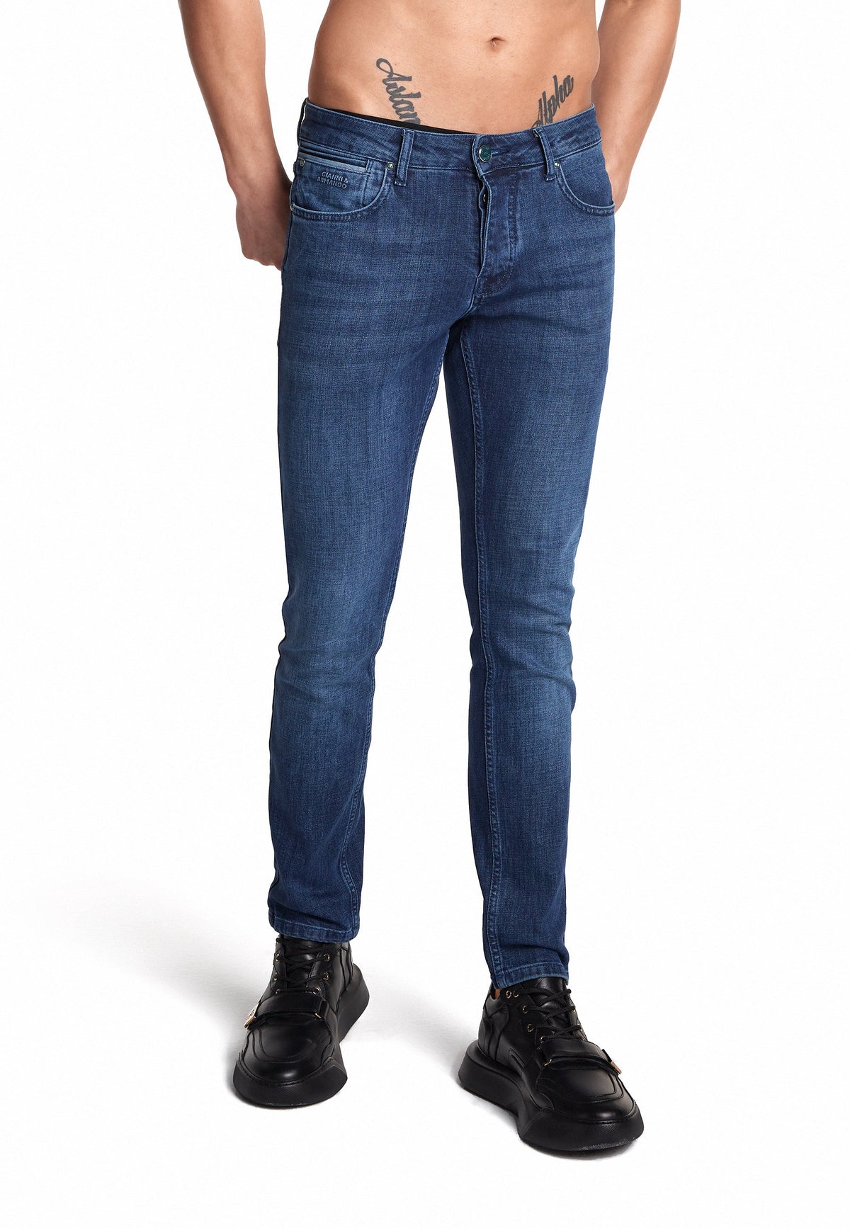 Jean en bleu sur fond neutre, l'accent étant mis sur la silhouette classique.