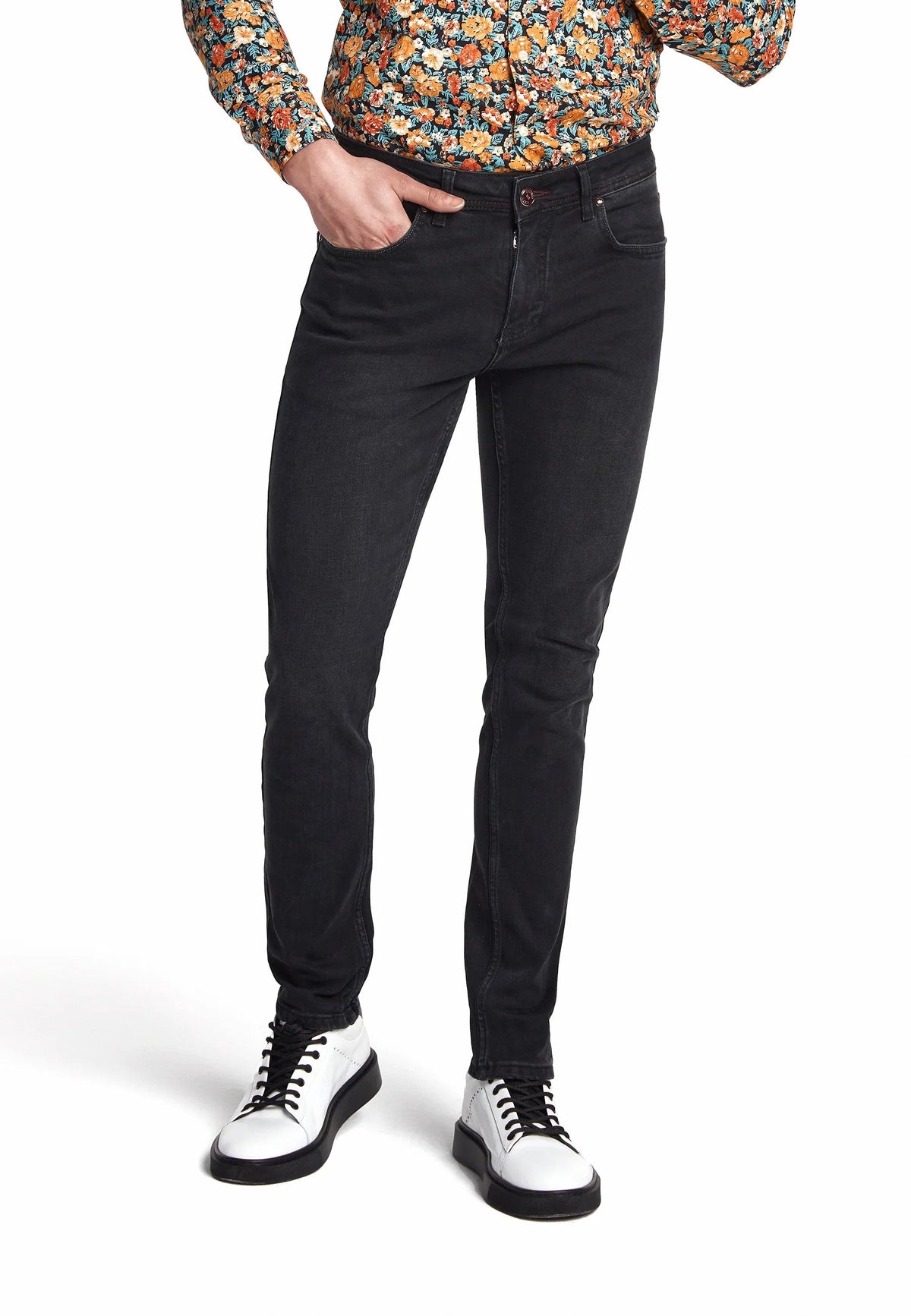 Gros plan de la structure du denim et des coutures fines du jean