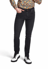 Nahaufnahme der Denim-Stoffstruktur und feinen Nähte an der Jeans
