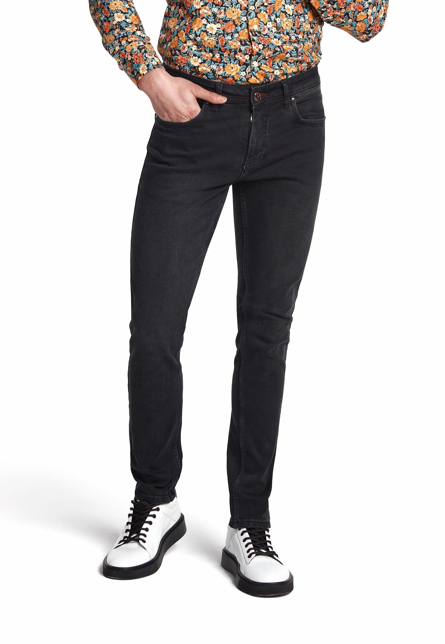 Nahaufnahme der Denim-Stoffstruktur und feinen Nähte an der Jeans