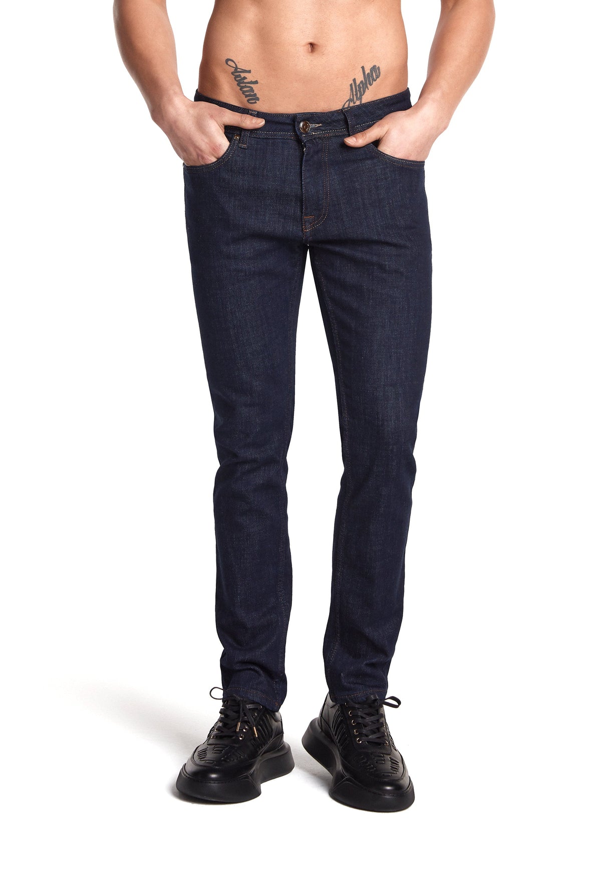Vue arrière du jean avec ceinture assortie et poches arrière.