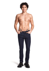 Modell trägt die Navy-Blue Jeans zusammen mit lässigen Turnschuhen.