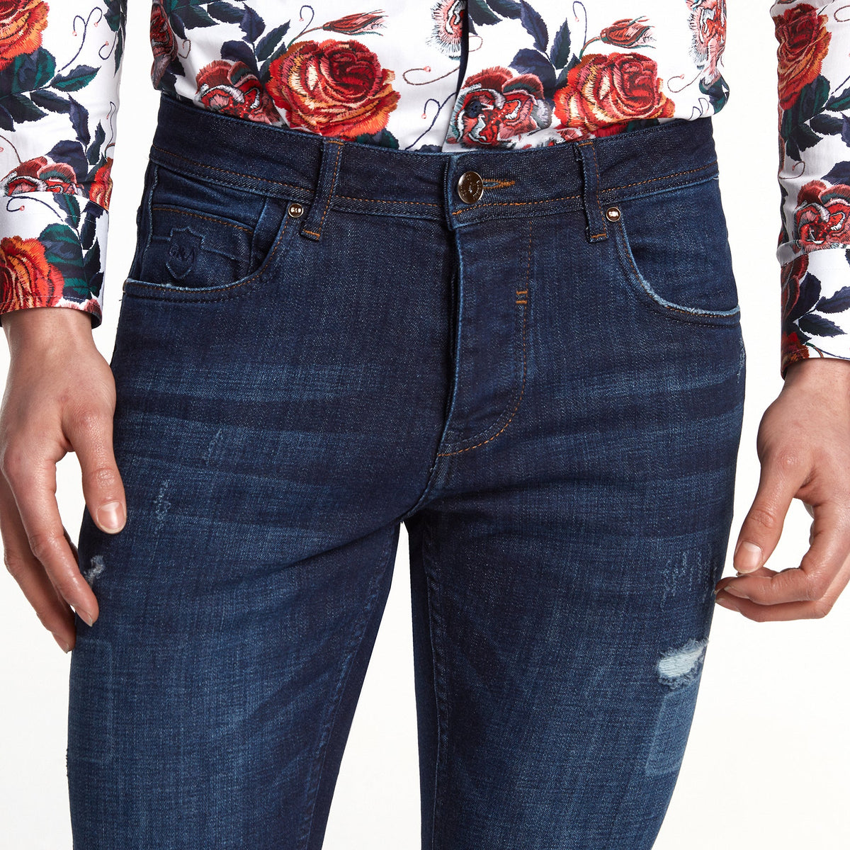 Vue arrière du jean bleu marine avec design classique 5 poches