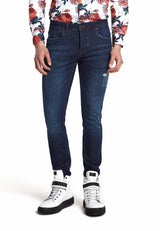 Navy Blue Slim-Fit Jeans kombiniert mit klassischen Turnschuhen für lässigen Look