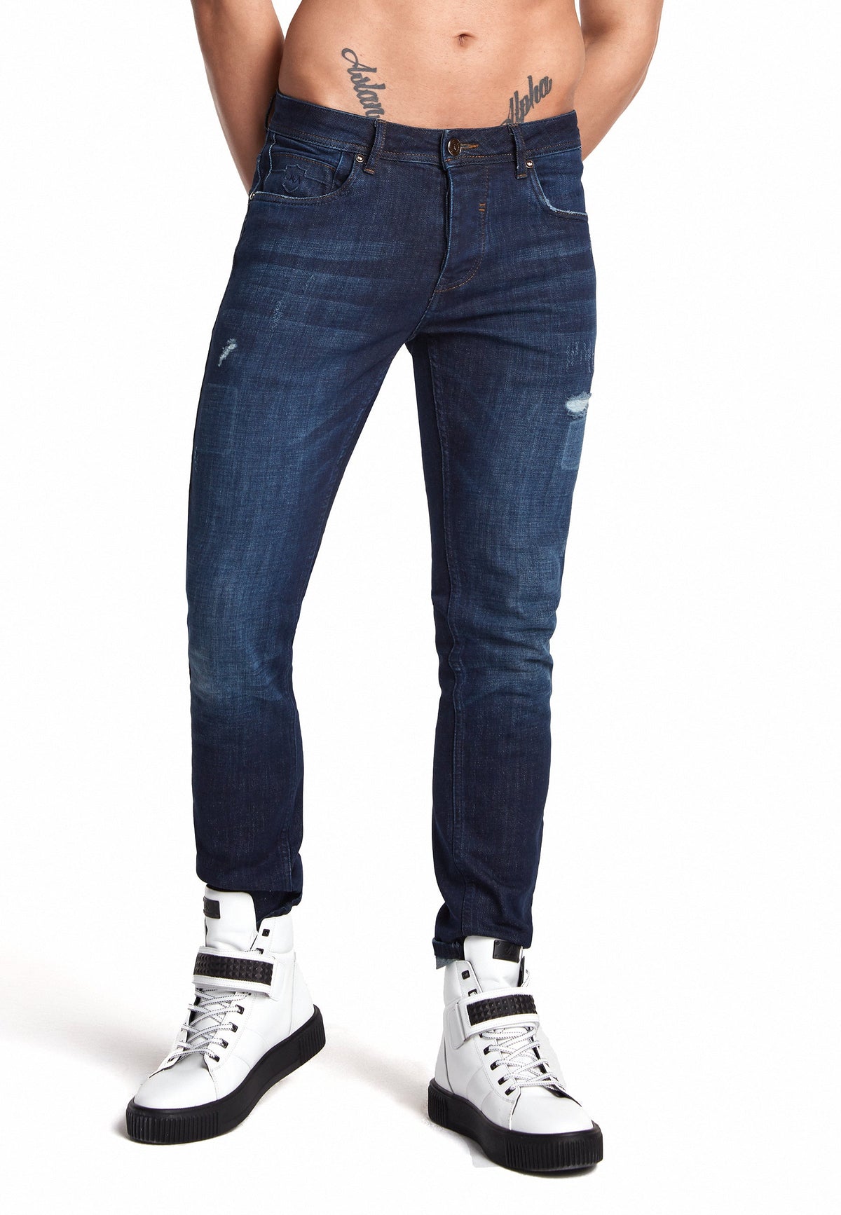 Jean bleu marine porté avec des mocassins pour un style décontracté élégant