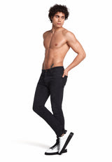 Jeans getragen mit weißem Hemd für Business‑Look