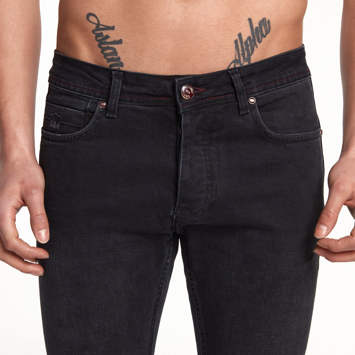 Vue détaillée de la fermeture boutonnée et de l'étiquette du jean
