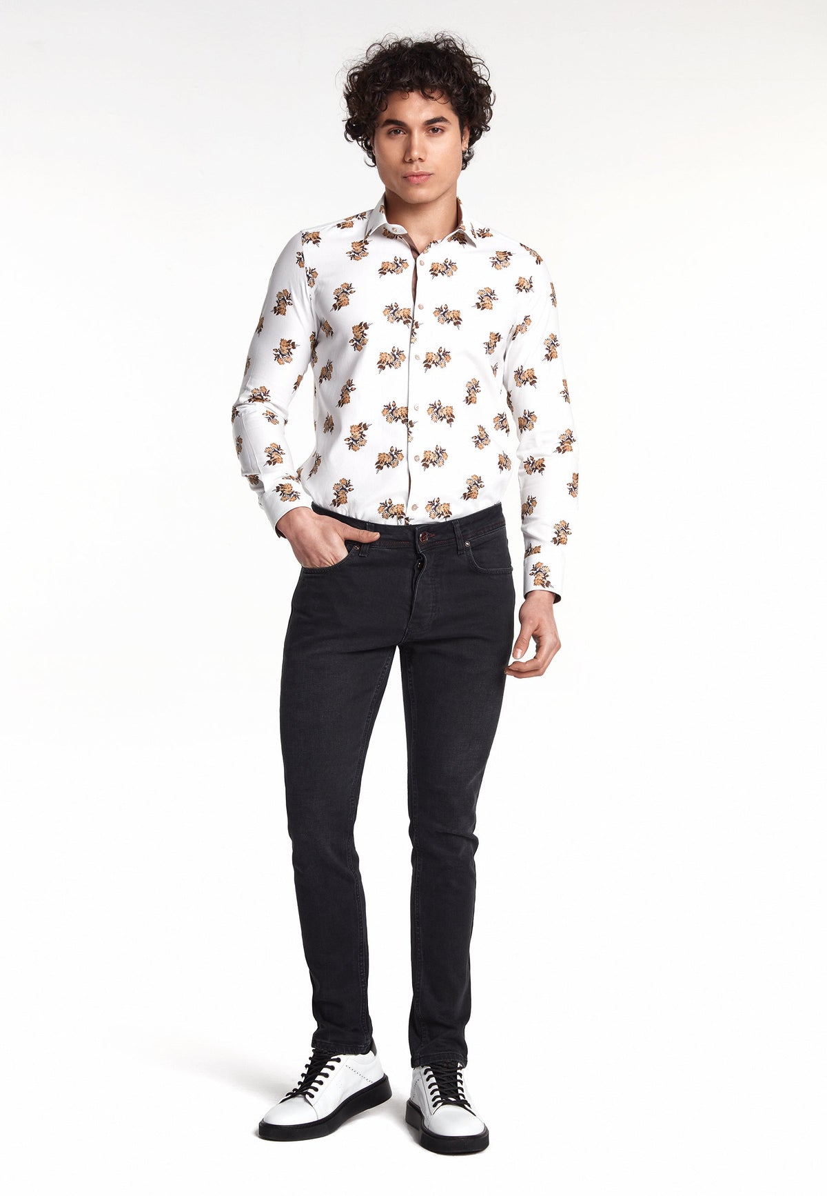 Vue de profil du jean Slim Fit, mettant en valeur la coupe étroite des jambes