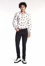 Seitliche Perspektive der Slim‑Fit Jeans, betont die schmale Beinlinie