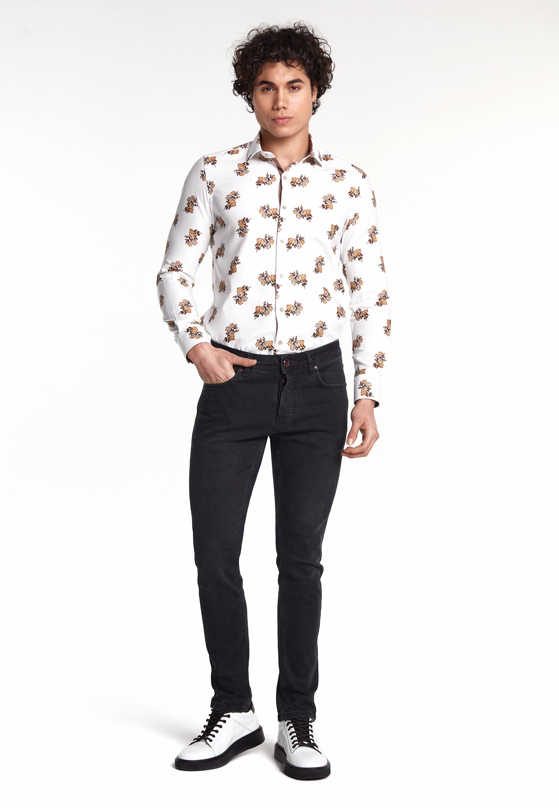 Seitliche Perspektive der Slim‑Fit Jeans, betont die schmale Beinlinie