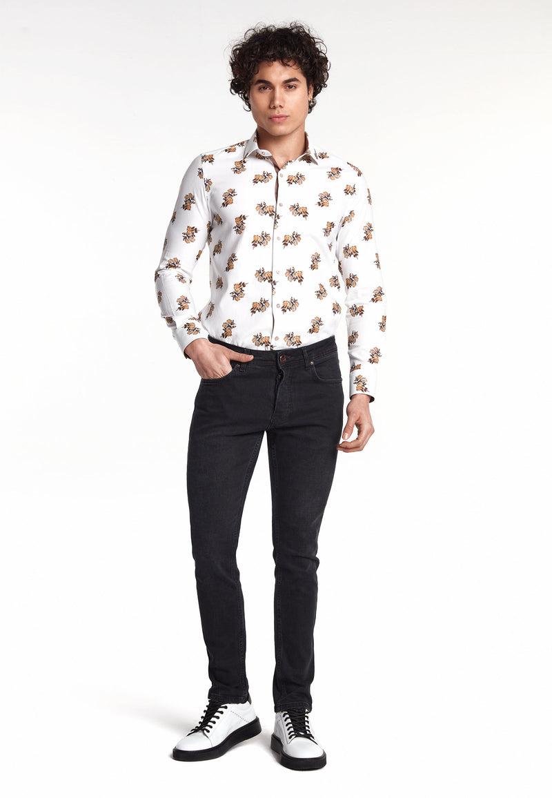 Seitliche Perspektive der Slim‑Fit Jeans, betont die schmale Beinlinie