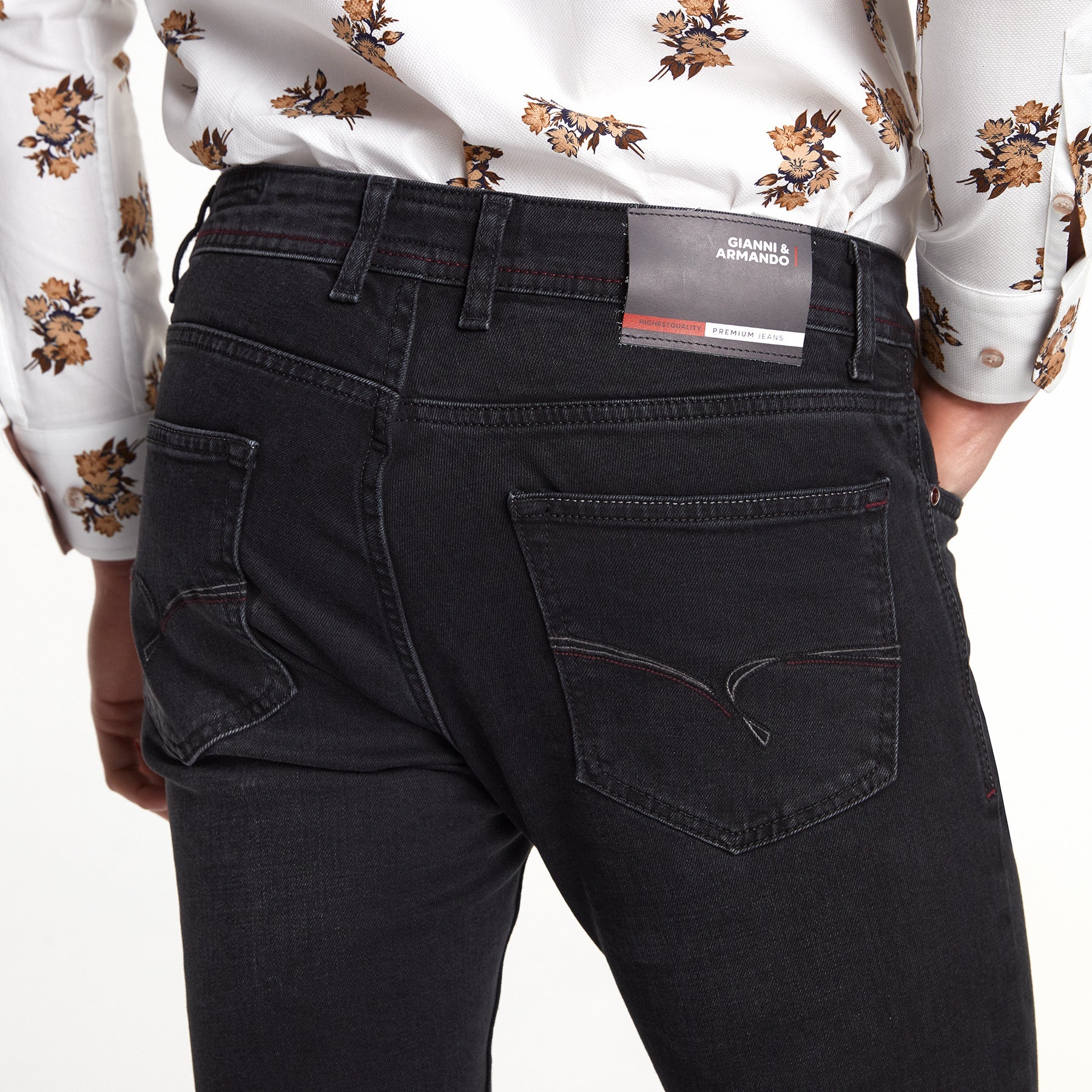 Rückansicht der Slim‑Fit Jeans, Fokus auf die Taschen