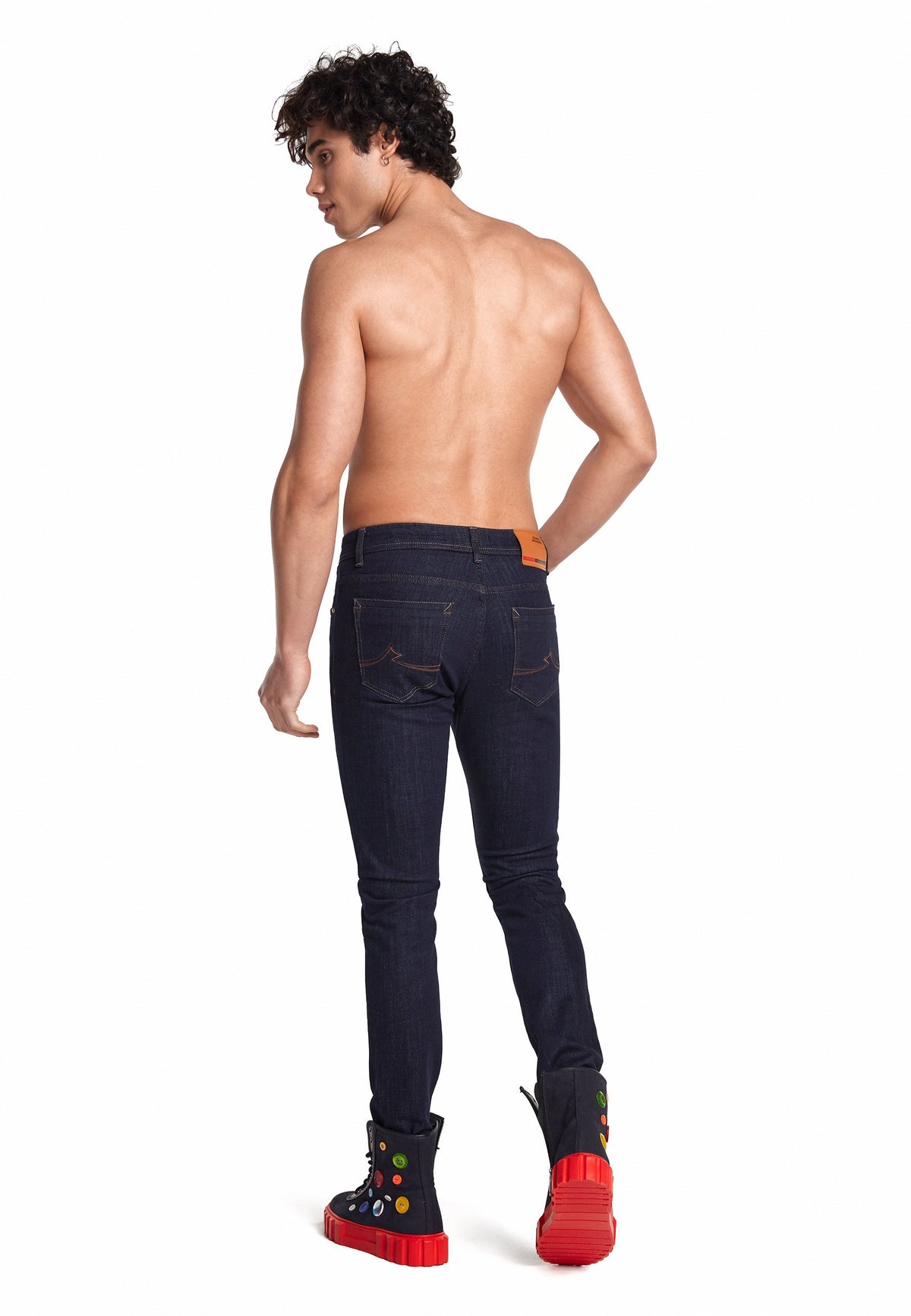 Vue latérale de la jambe étroite du jean.