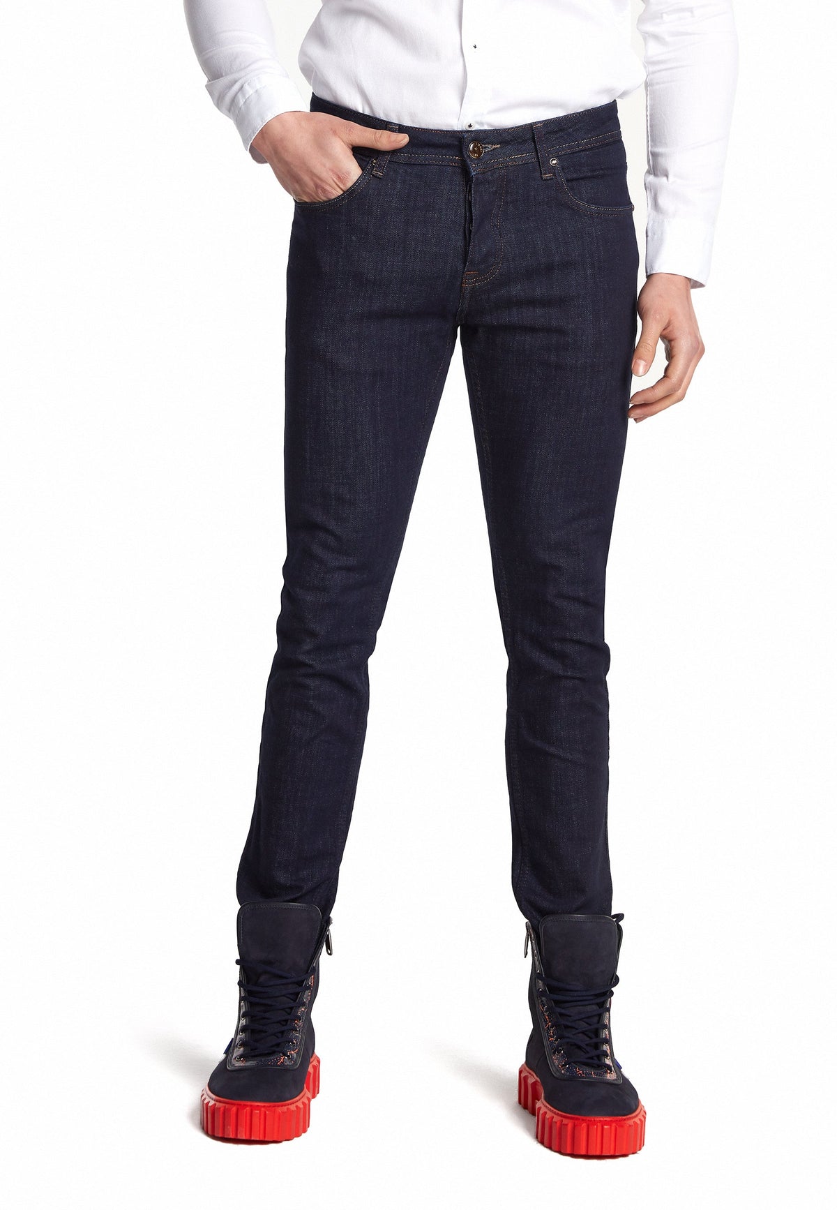 Le modèle porte le jean bleu marine au quotidien – look décontracté.