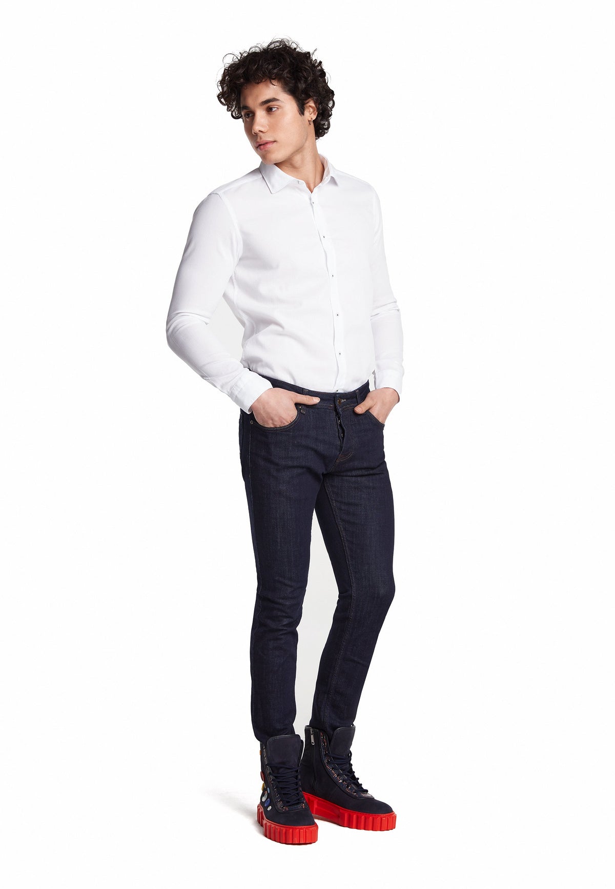 Vue latérale du jean bleu marine avec fessier ajusté et fermeture boutonnée.