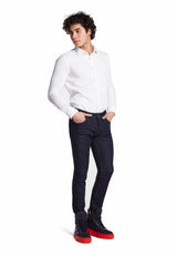 Seitliche Ansicht der Navy‑Blau Jeans mit schmaler Gesäßpartie und Knopfverschluss.