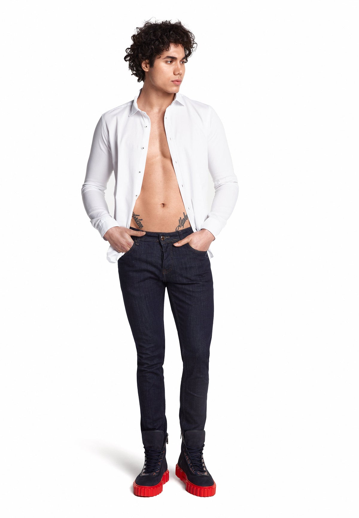 Gros plan sur les coutures fines et les détails boutonnés du jean slim.