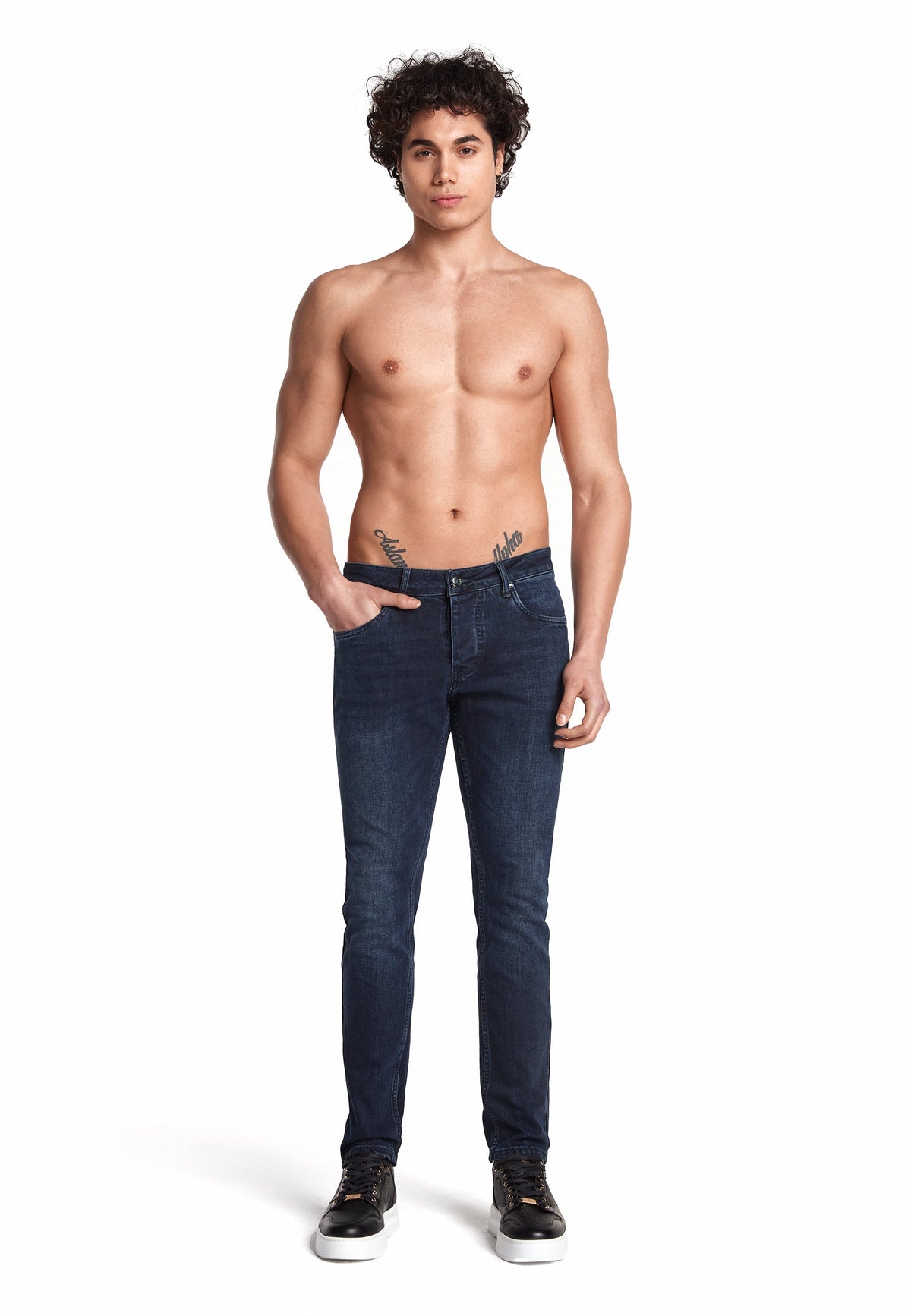 Vue arrière du jean avec empiècement arrière marqué et fermeture boutonnée