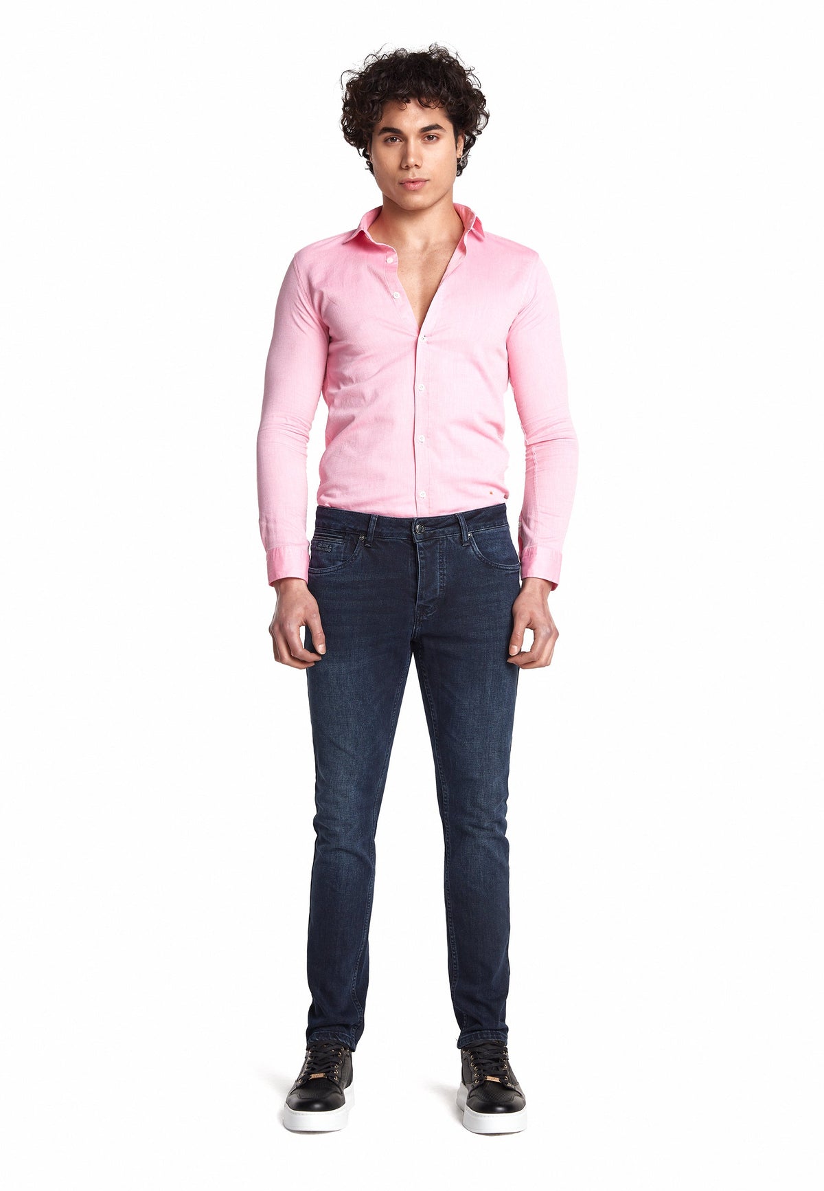 Vue de face du jean slim en bleu-noir avec style classique 5 poches