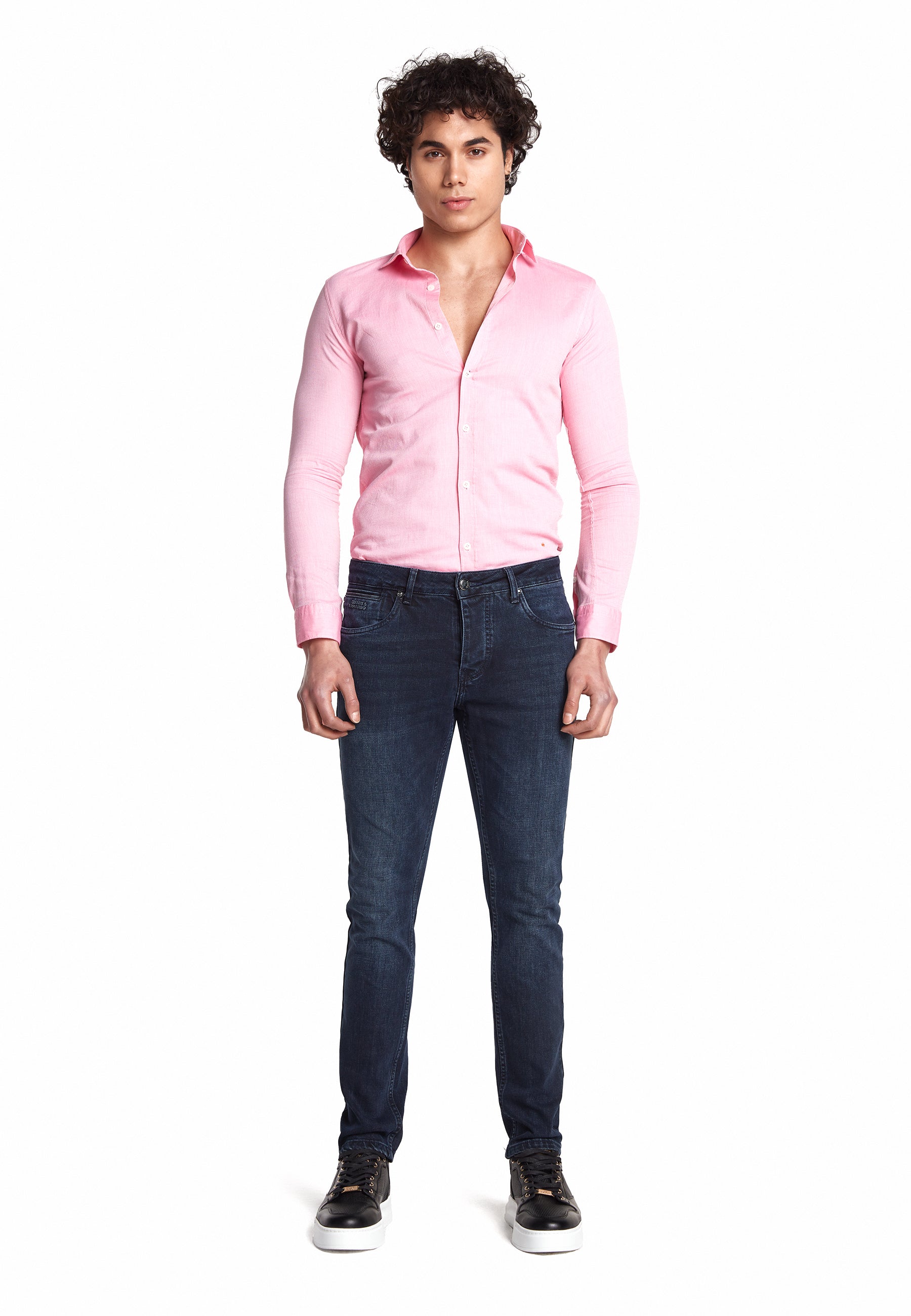 Vorderansicht der Slim Fit Jeans in Blau-Schwarz mit klassischem 5‑Pocket‑Stil