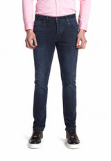 Model trägt die Slim Fit Jeans in Blau-Schwarz zu einem lässigen Outfit