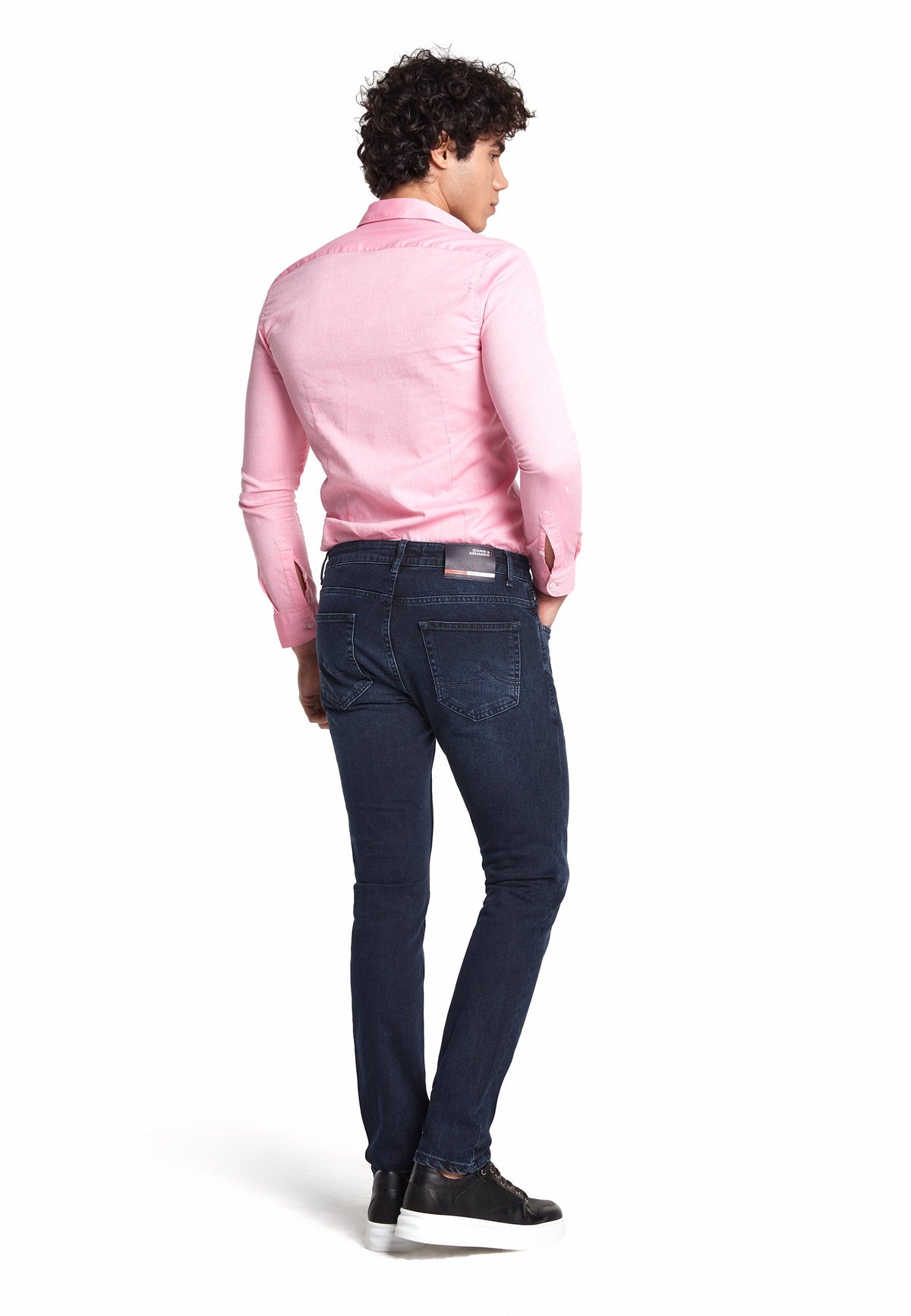 Gros plan sur les coutures robustes et le tissu extensible du jean