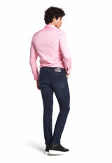 Nahaufnahme der robusten Nähte und des elastischen Stoffes der Jeans