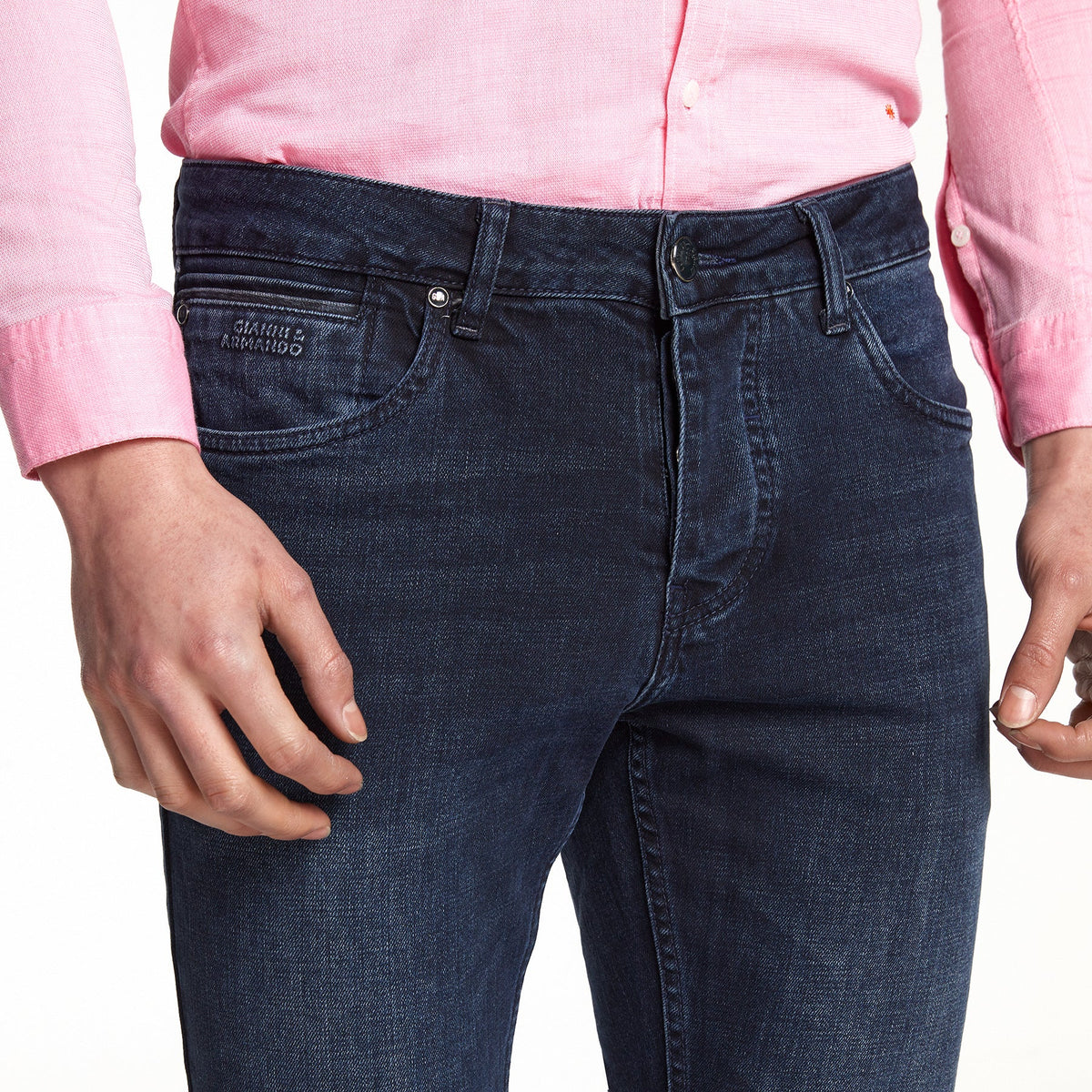 Vue latérale de la taille avec ceinture élastique et fermeture boutonnée