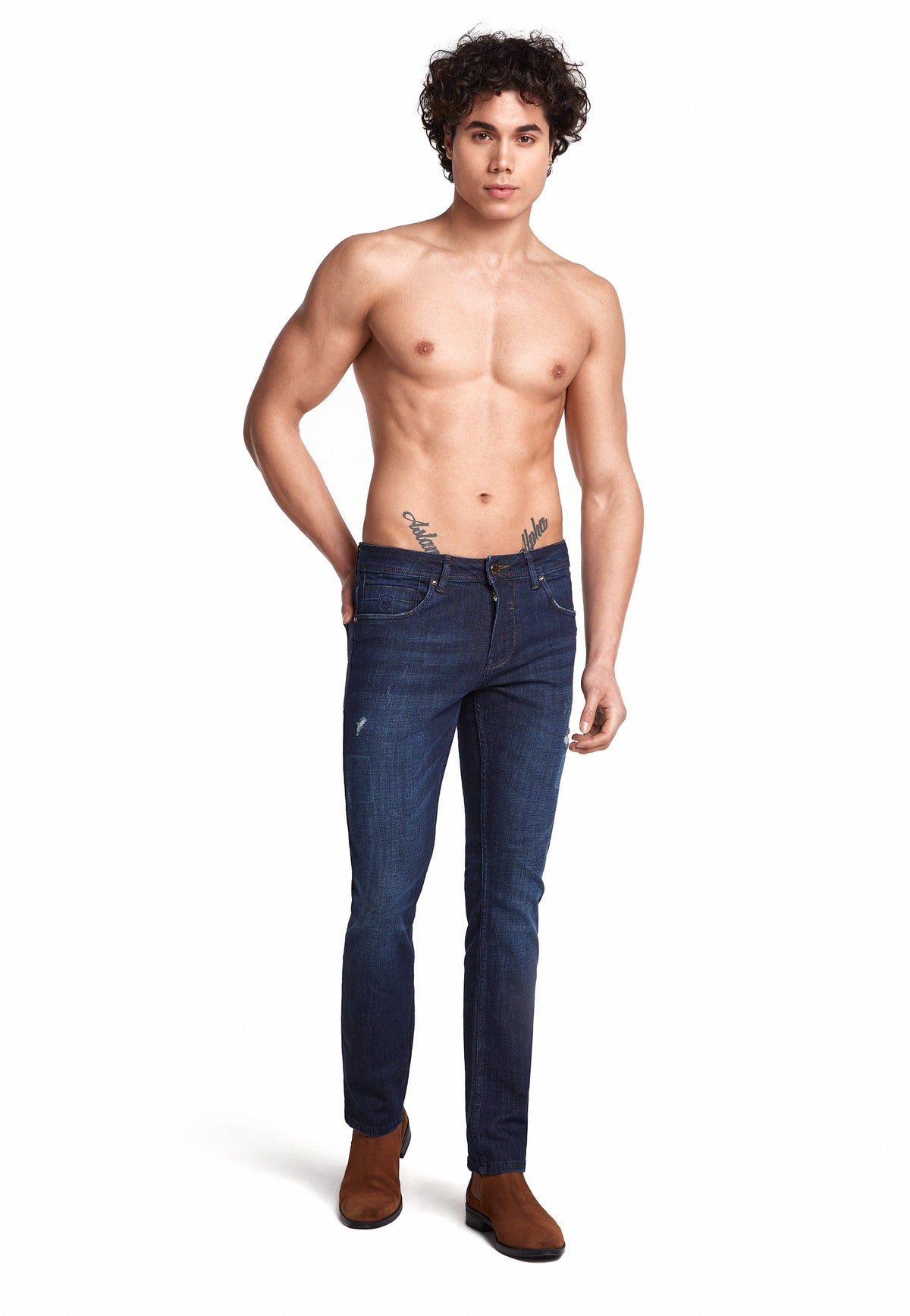 Vue arrière du jean, montrant la construction classique à 5 poches