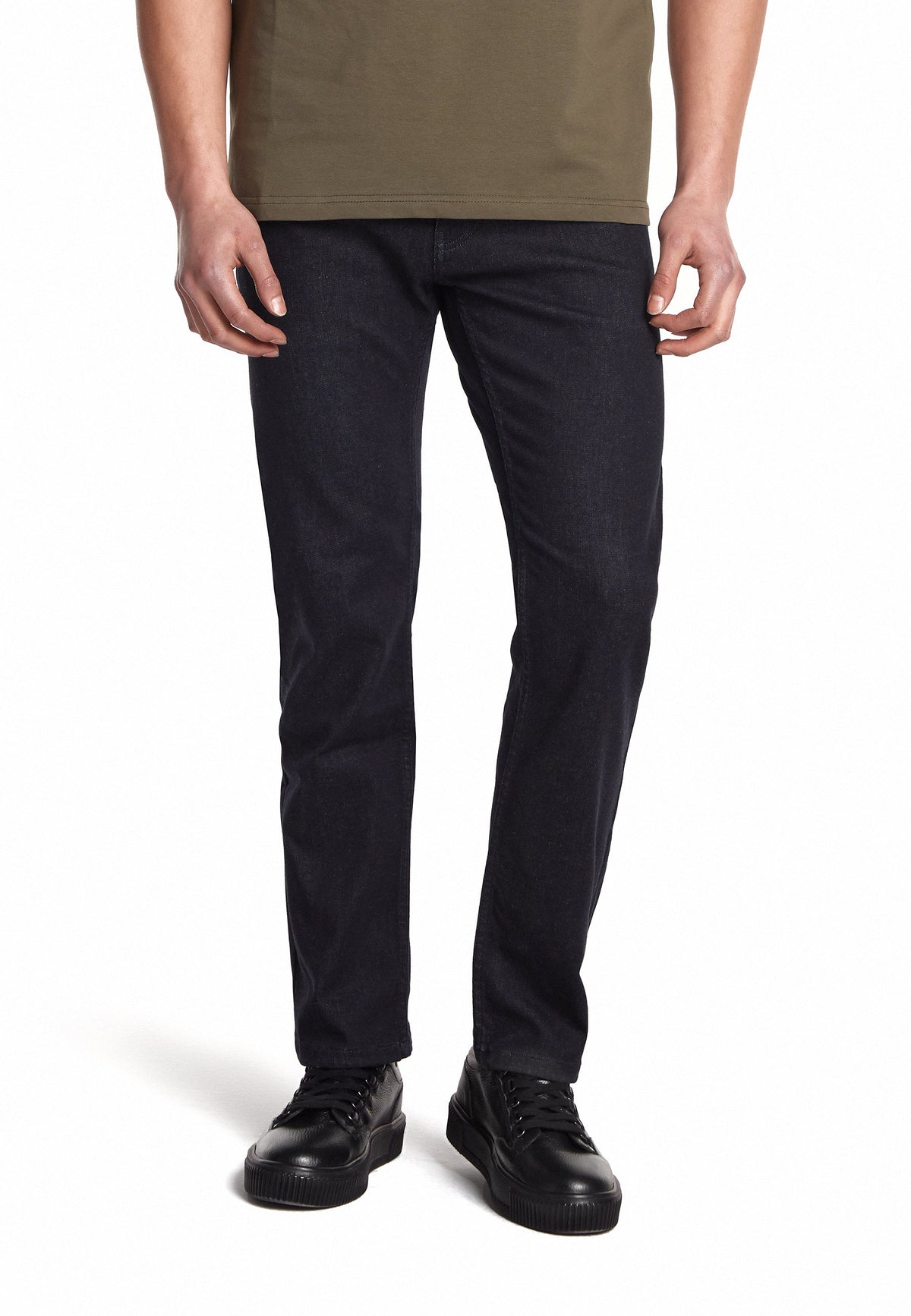 Modell trägt die Navyblau Jeans in lässiger Pose, ideal für Alltag und Events.