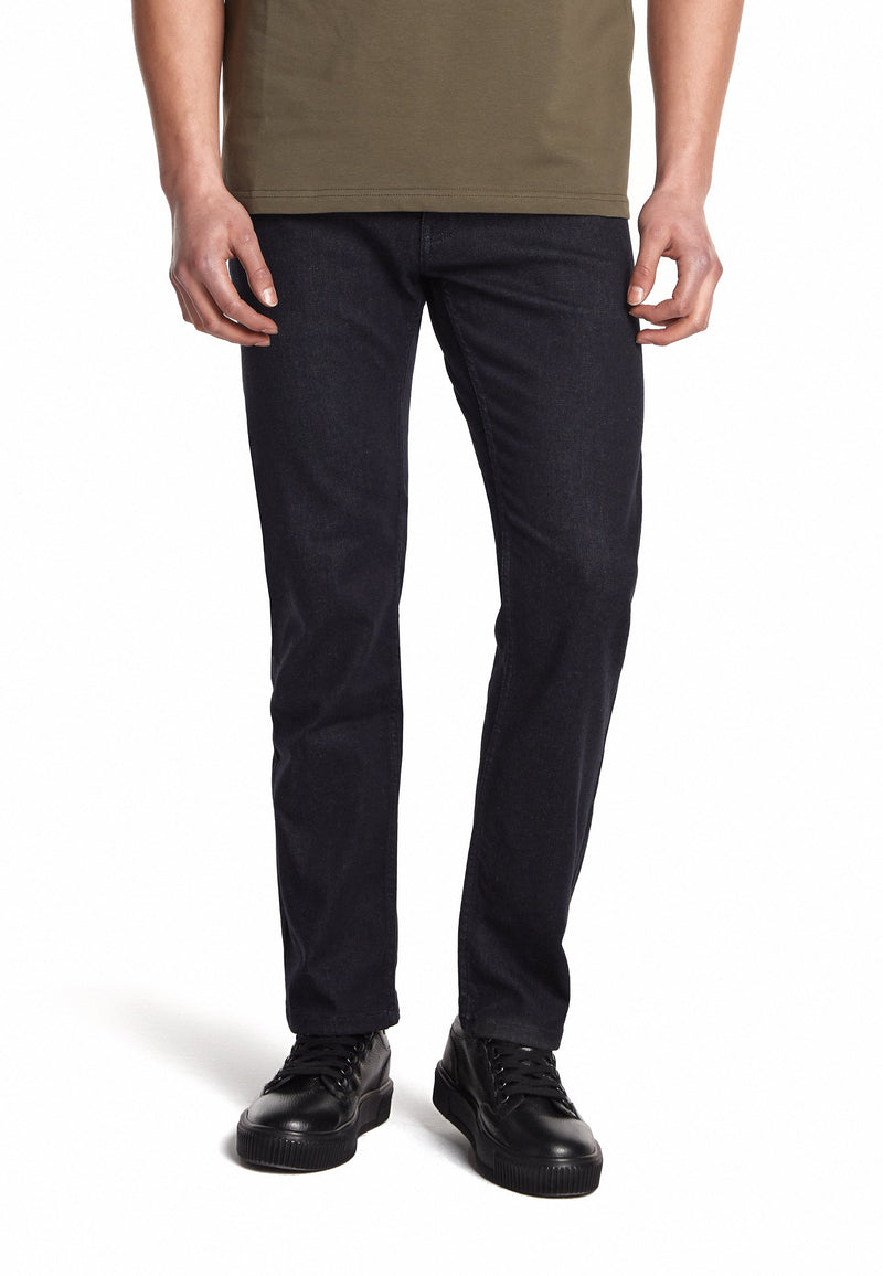 Modell trägt die Navyblau Jeans in lässiger Pose, ideal für Alltag und Events.