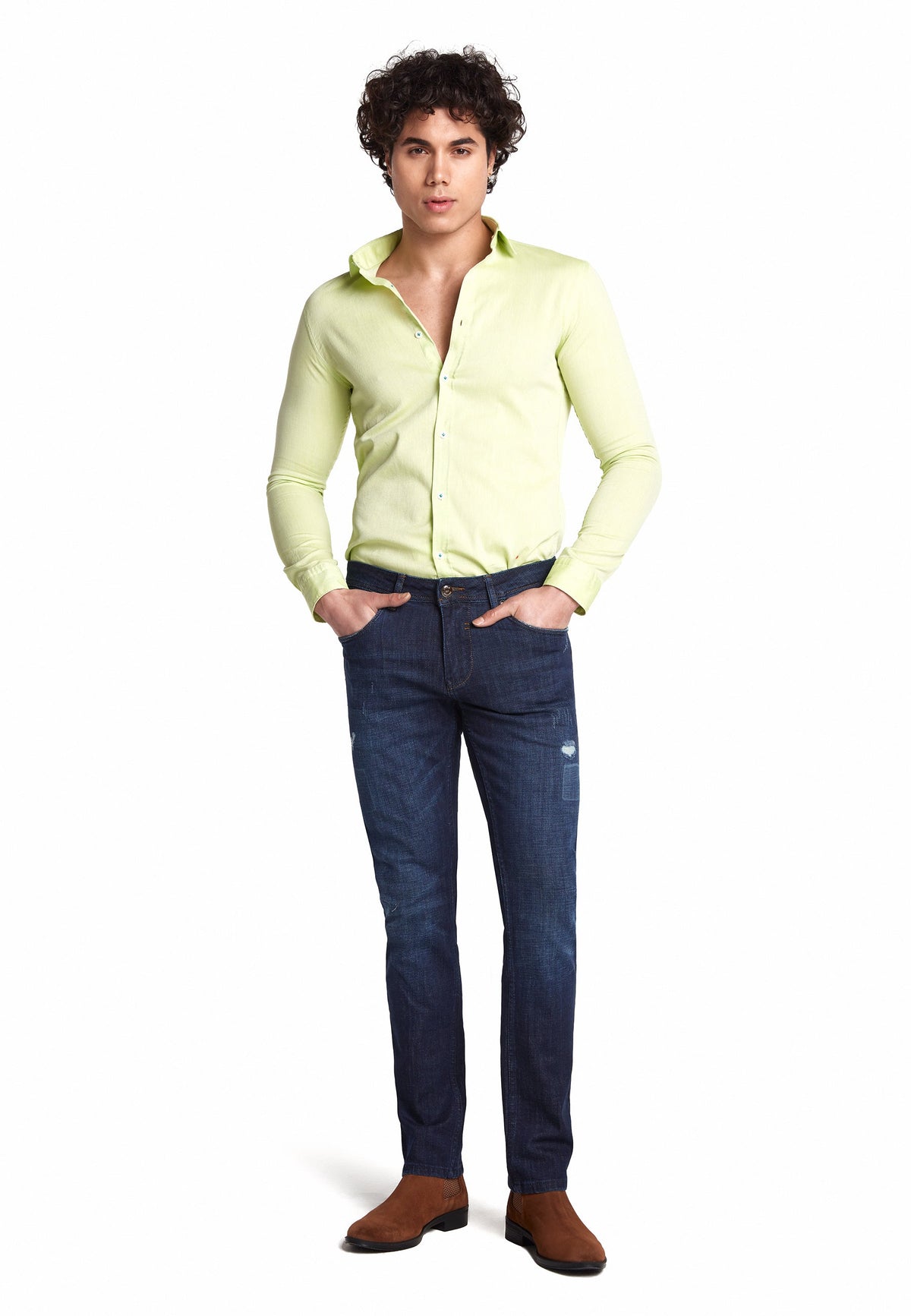 Vue de face du jean bleu marine avec style 5 poches et jambe étroite
