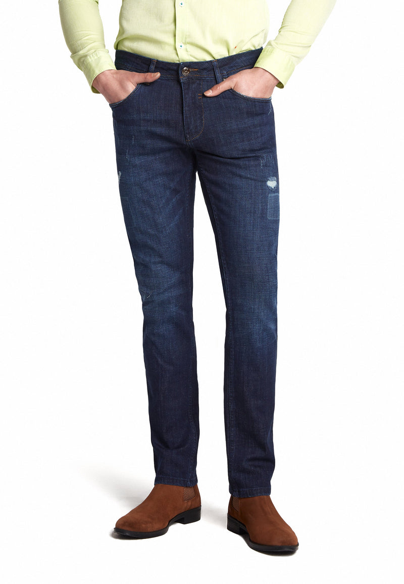 Nahaufnahme der Denim-Stoffstruktur und des elastischen Bündels an der Jeans