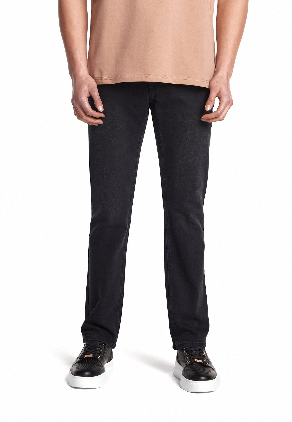 Jeans getragen mit klassischen Turnschuhen, ideal für lässige Alltagssituationen.