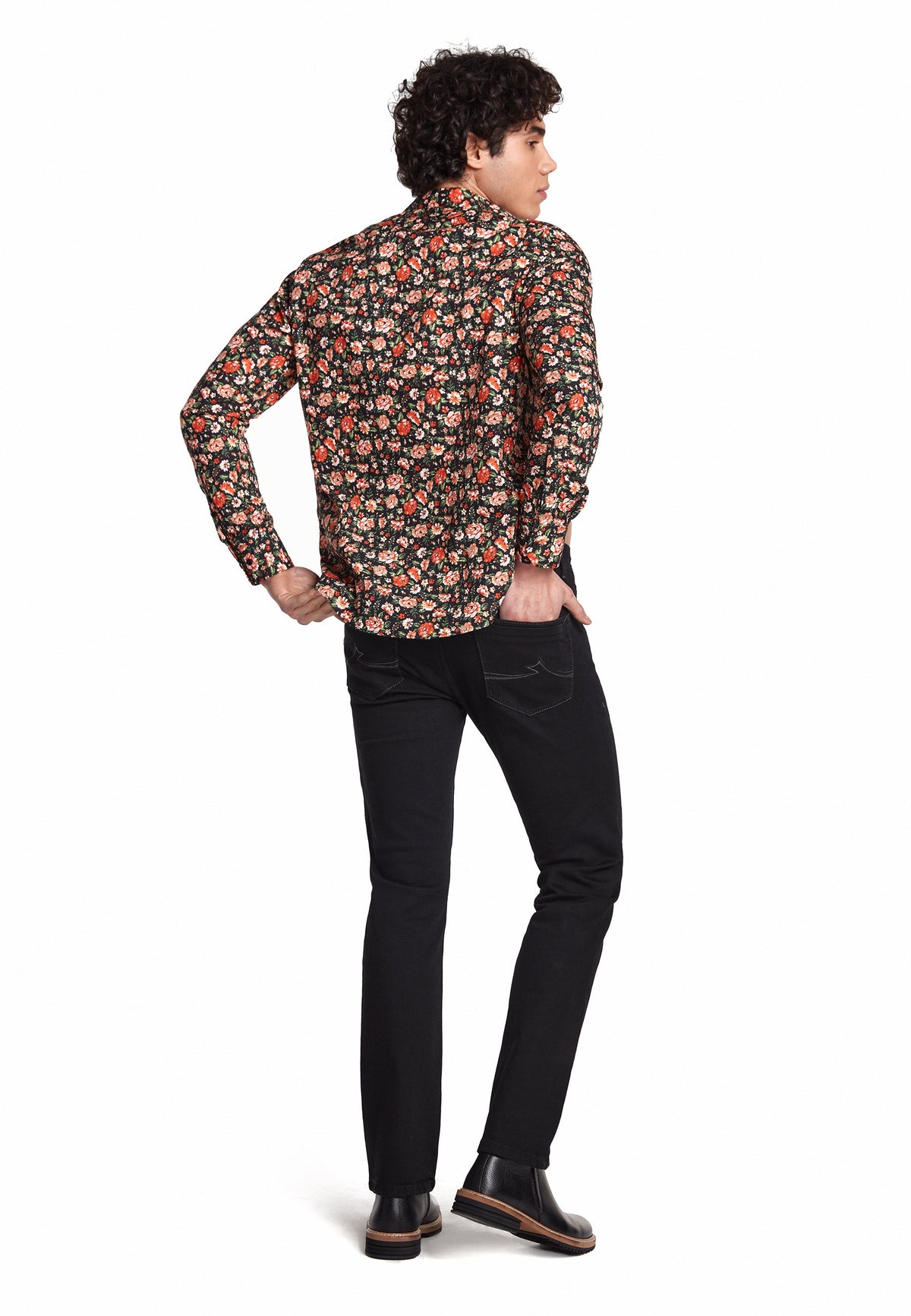 Dos du jean avec poches plaquées et denim robuste.