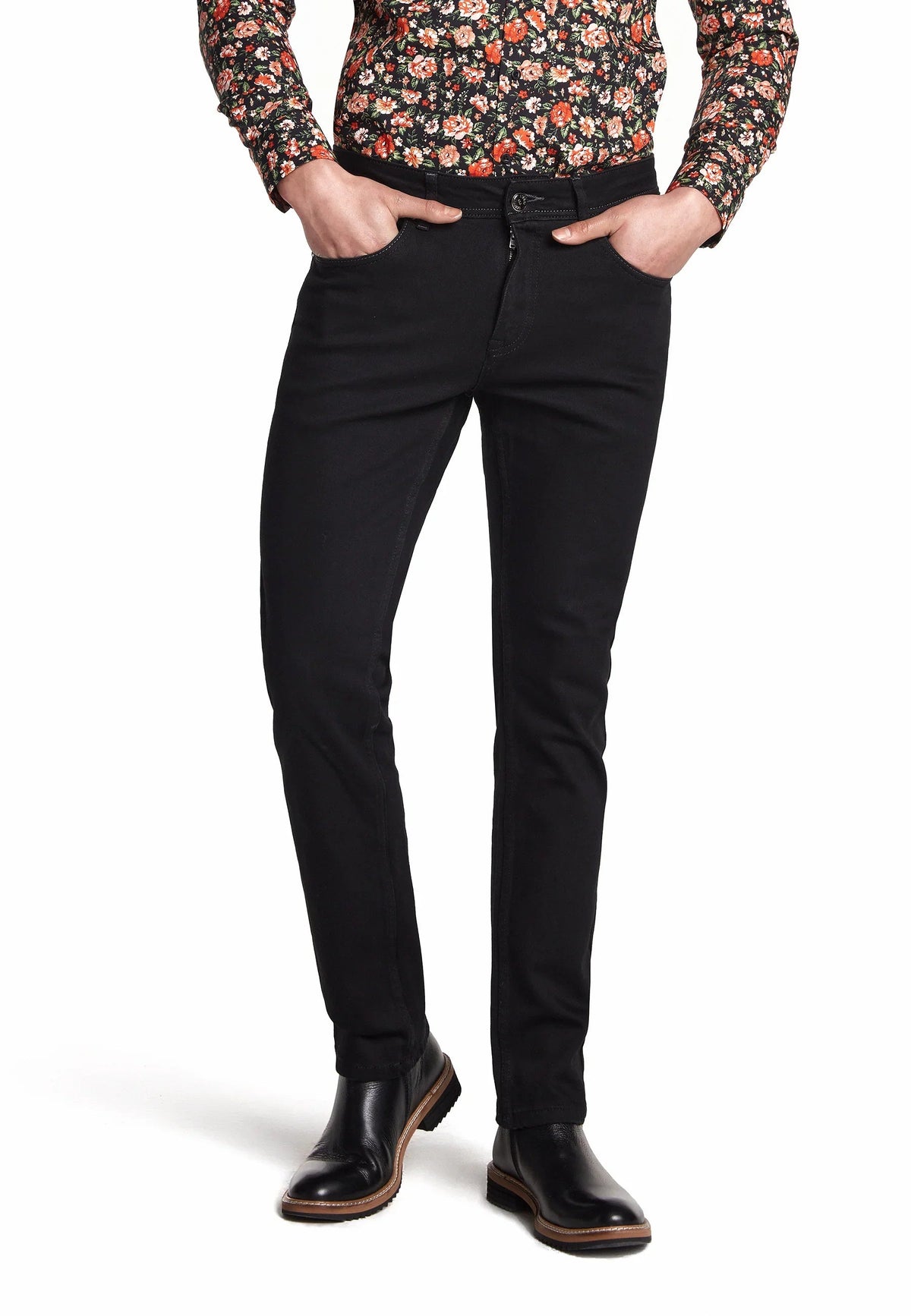 Gros plan sur le tissage du denim du jean noir Gianni & Armando, illustrant la composition durable de 99 % coton.