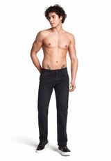 Seitliche Ansicht der Jeans, die den bequemen Relaxed-Schnitt und die elastane Stretch-Funktion zeigt.